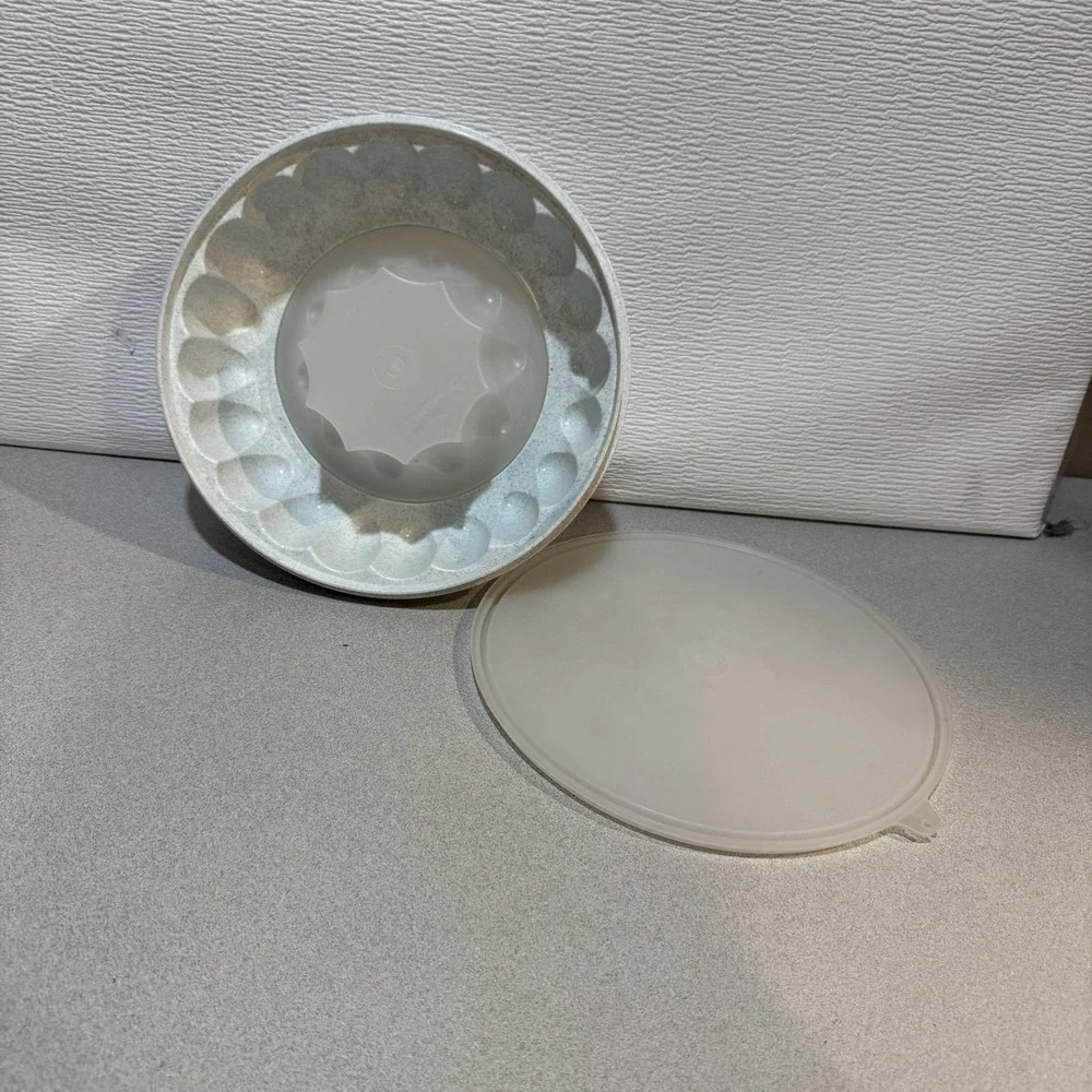 Vintage Tupperware 2 Piece Fluted Ring Jello Mold  Green‎ Speckle 1.4L